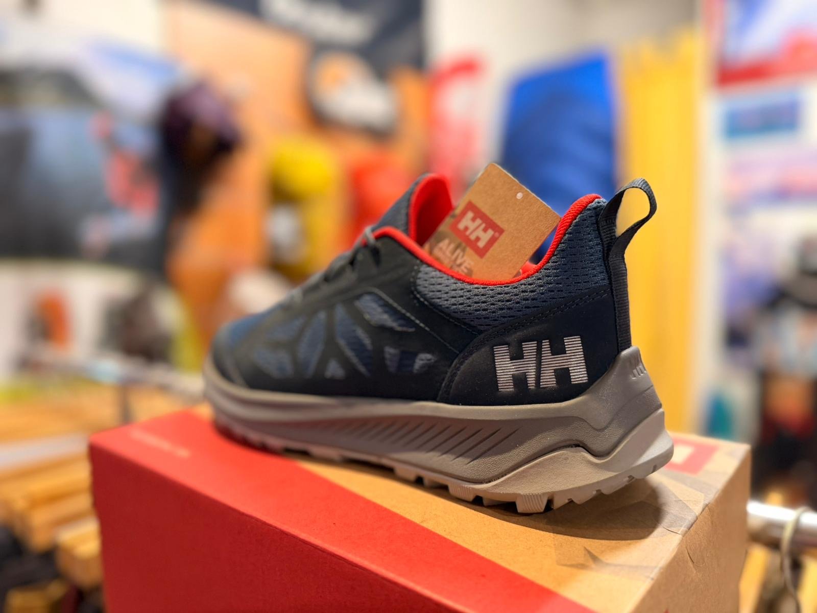 Chaussure bleue de randonnée, vue arrière trois-quarts